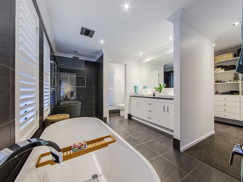 93 Feathertail Pl, Wakerley QLD 4154