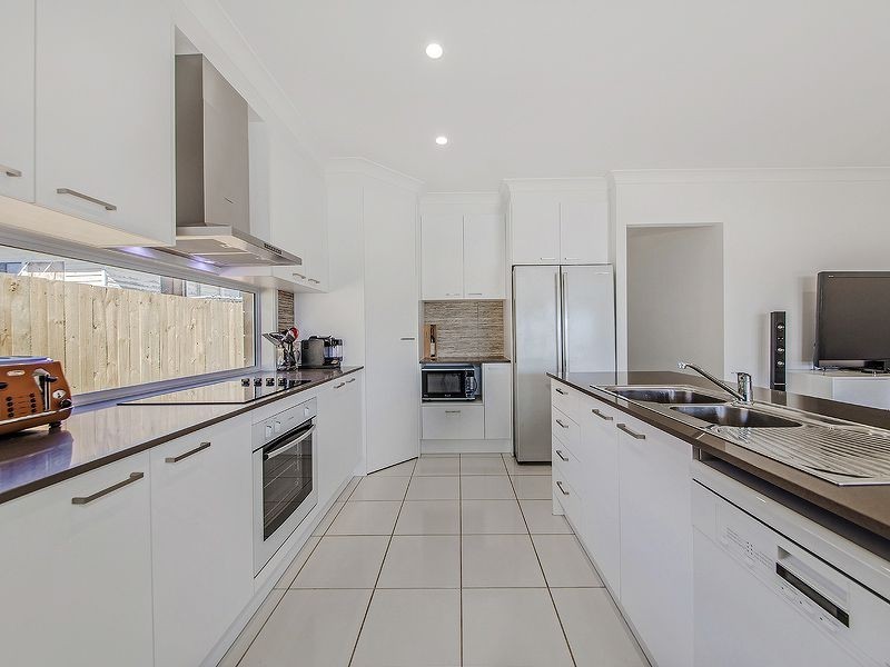 27 Boxgrove Ave, Wynnum QLD 4178