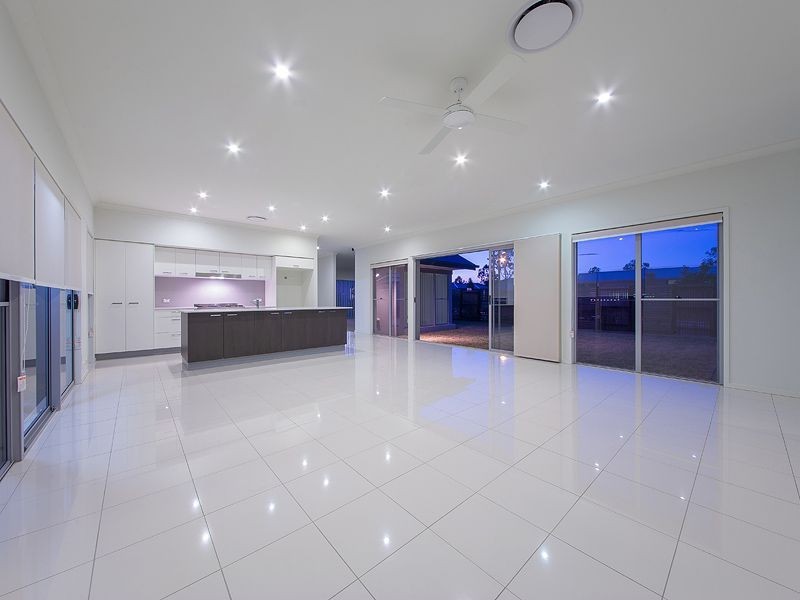 77 Brook St, Wakerley QLD 4154