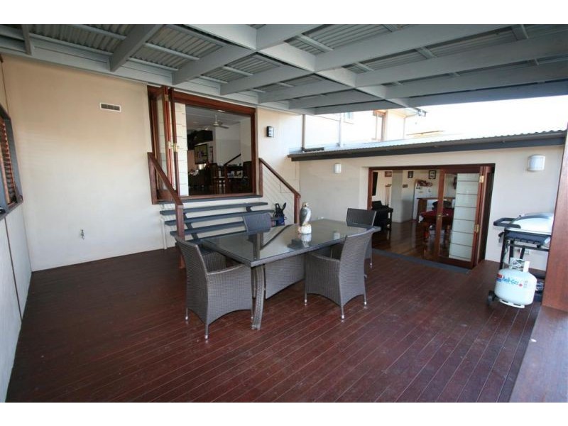 16 Leadale Street, Wynnum West QLD 4178