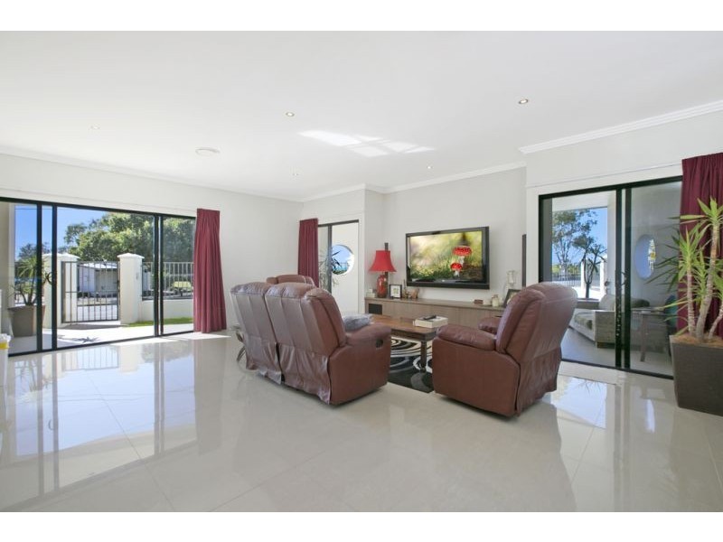 705 Esplanade, Lota QLD 4179