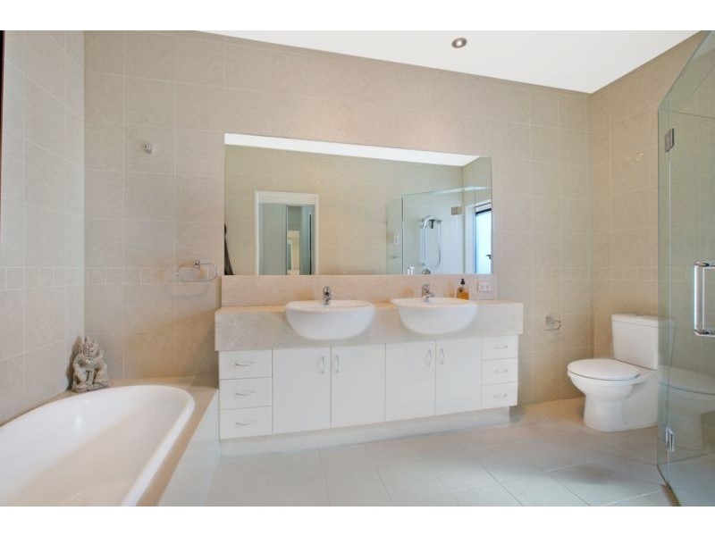 483 Royal Esplanade, Manly QLD 4179