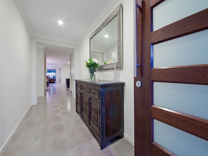 8 Sylvateere Crescent, Wakerley QLD 4154