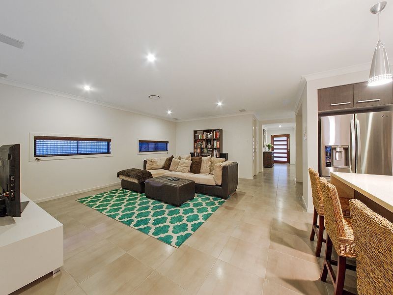 8 Sylvateere Crescent, Wakerley QLD 4154