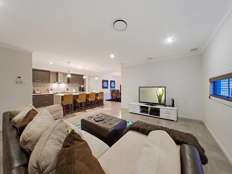 8 Sylvateere Crescent, Wakerley QLD 4154