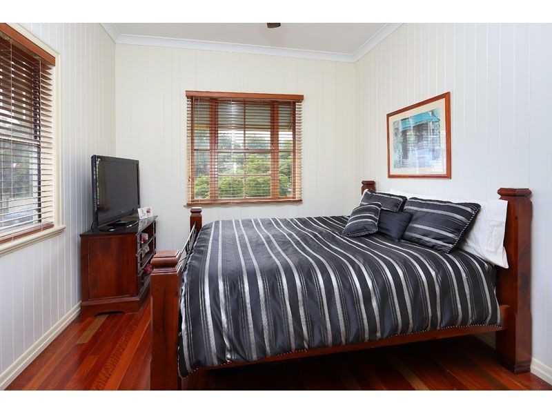 18 Tingal Road, Wynnum QLD 4178