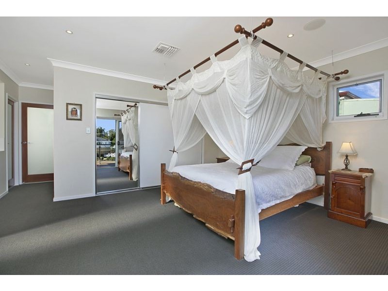 719 Esplanade, Lota QLD 4179