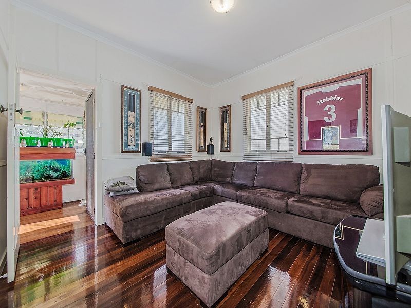 25 Railway Tce, Lota QLD 4179