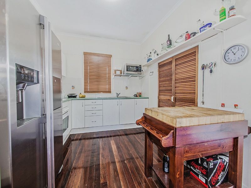 25 Railway Tce, Lota QLD 4179