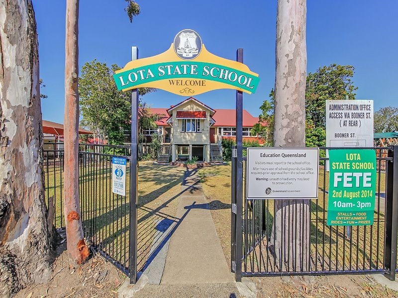 25 Railway Tce, Lota QLD 4179