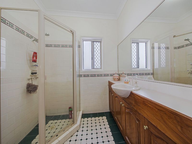 22 Stewart Pde, Manly QLD 4179