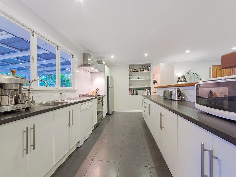 17 Bushing Street, Wynnum West QLD 4178