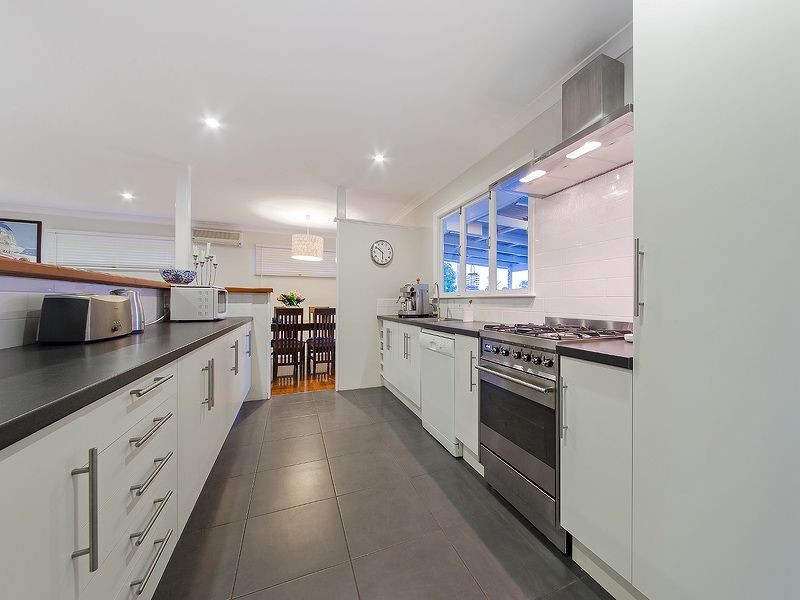 17 Bushing Street, Wynnum West QLD 4178