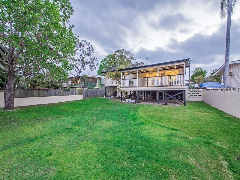 17 Bushing Street, Wynnum West QLD 4178