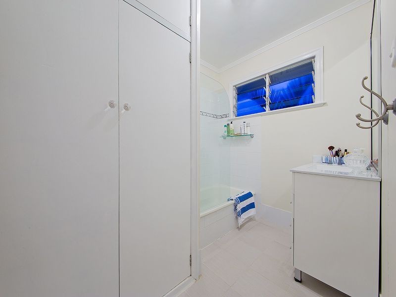 17 Bushing Street, Wynnum West QLD 4178