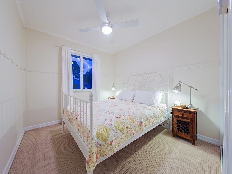 17 Bushing Street, Wynnum West QLD 4178