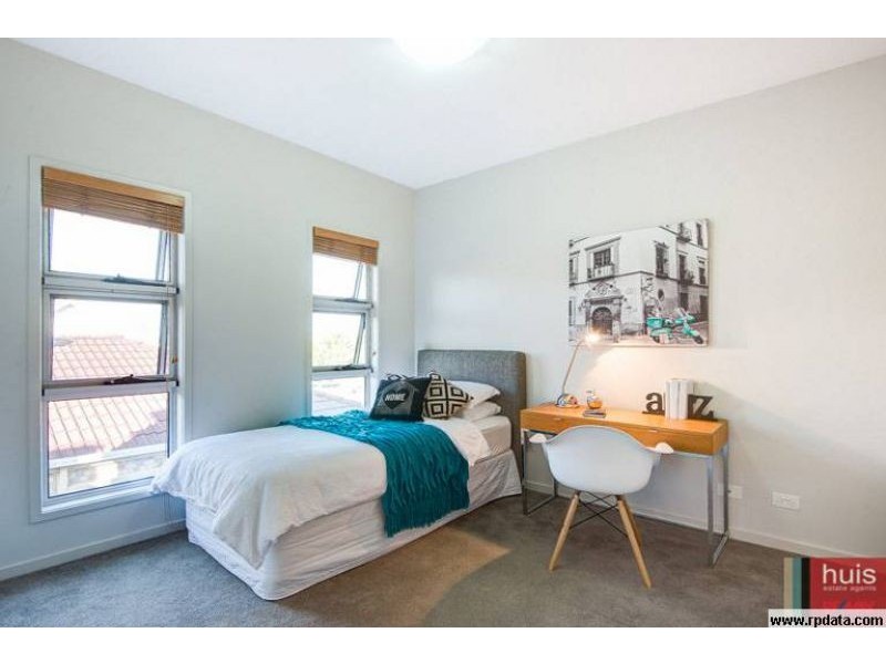 2/17 Berrima Street, Wynnum QLD 4178