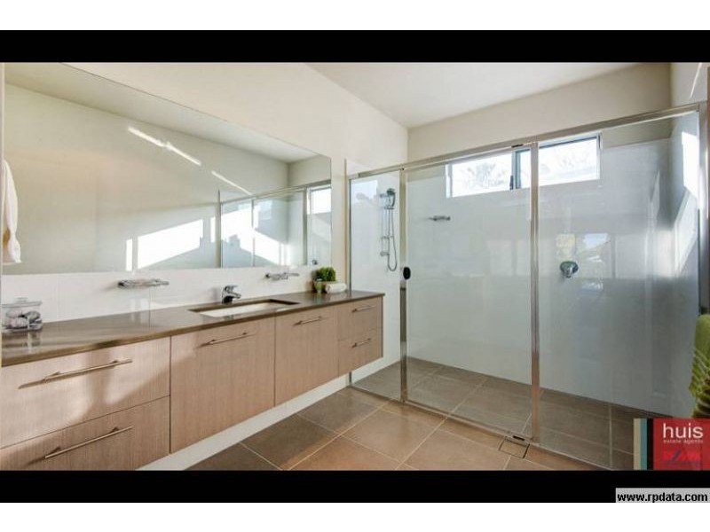 2/17 Berrima Street, Wynnum QLD 4178