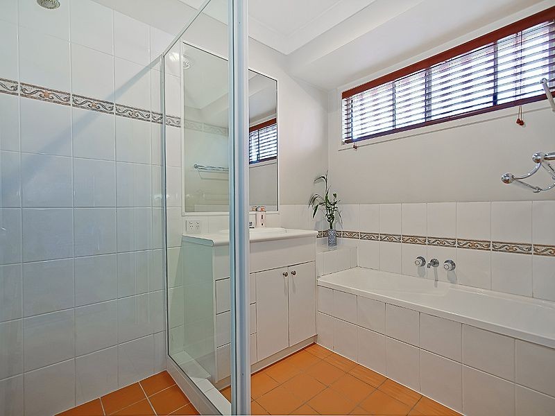 32 Samantha Street, Wynnum West QLD 4178