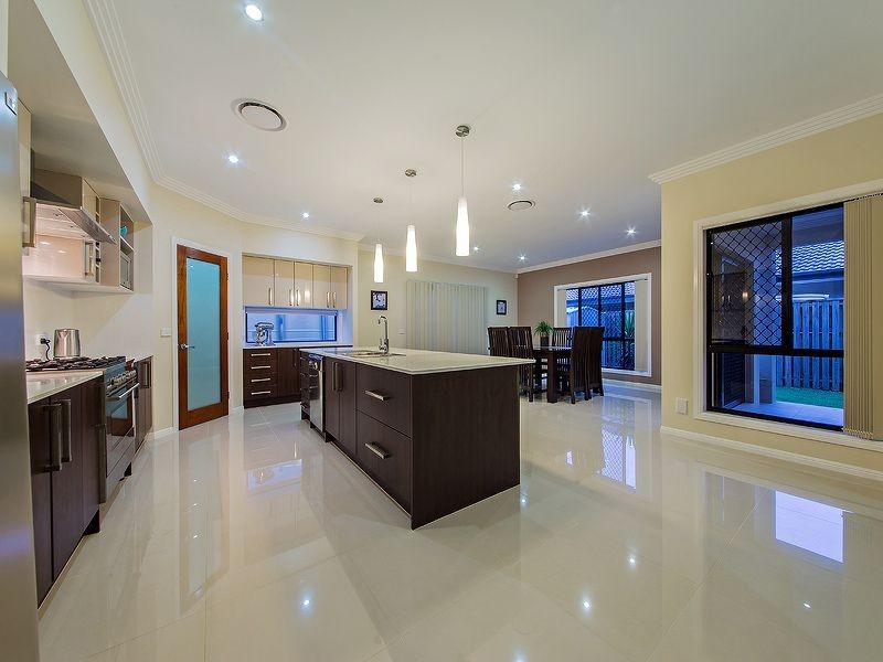 8 Foxwood Circuit, Wakerley QLD 4154