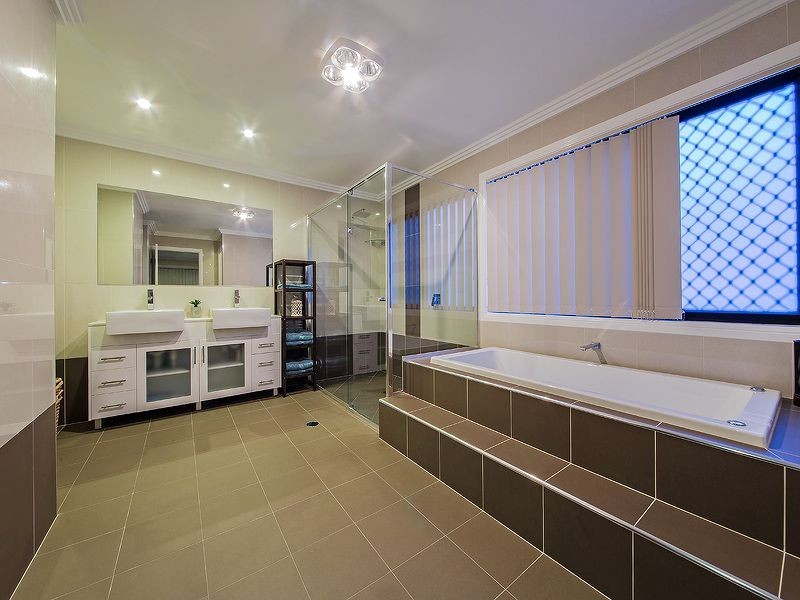 8 Foxwood Circuit, Wakerley QLD 4154