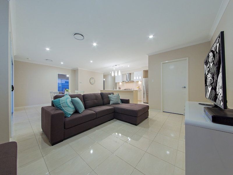 17 Foxwood Circuit, Wakerley QLD 4154
