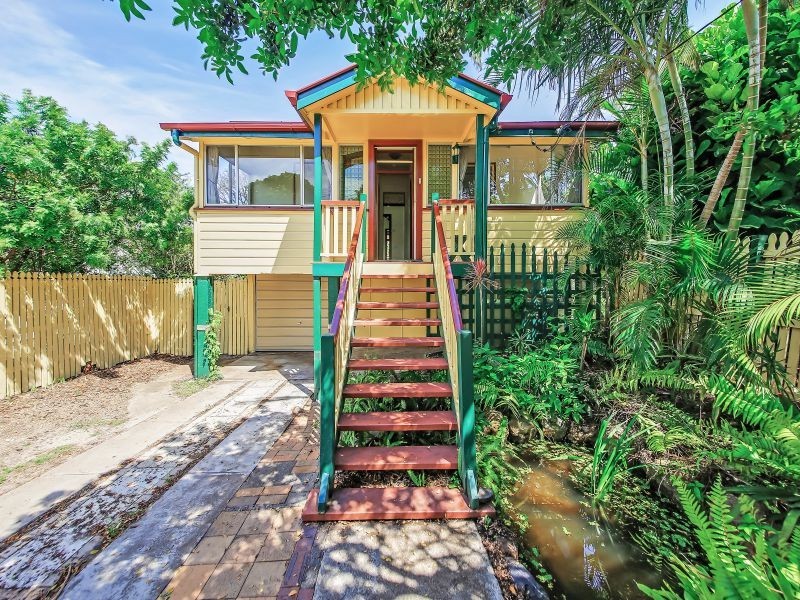 90 Gordon Parade, Manly QLD 4179