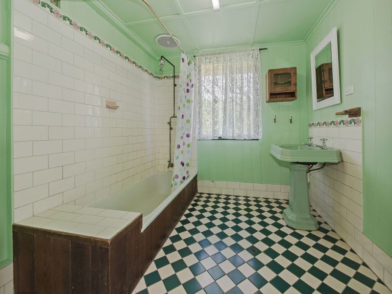 90 Gordon Parade, Manly QLD 4179