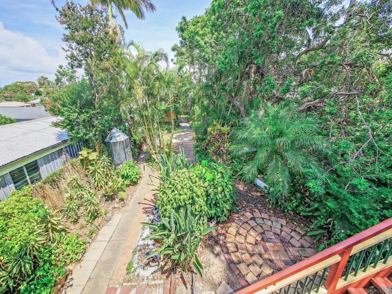 90 Gordon Parade, Manly QLD 4179