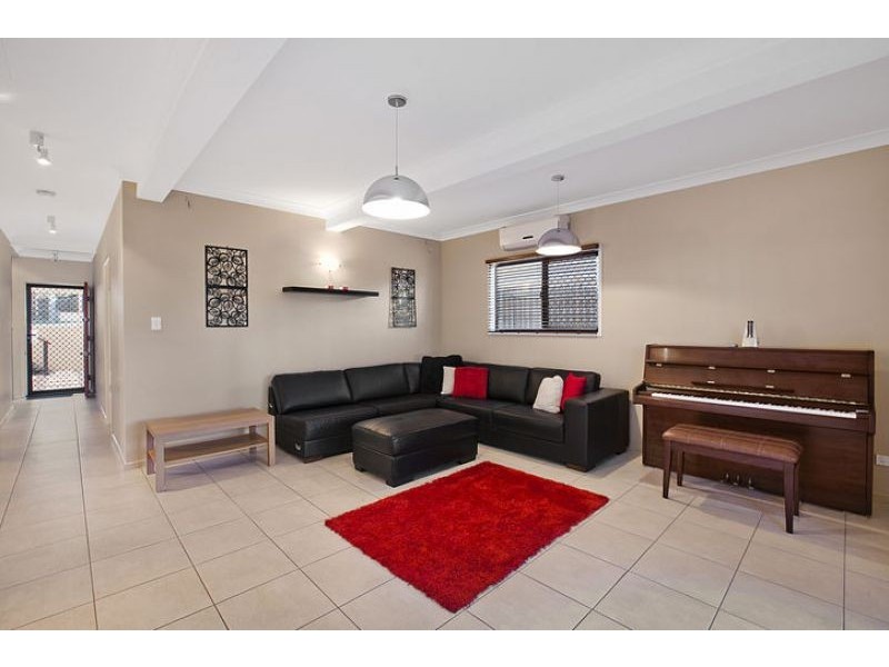 83 Stradbroke Ave, Wynnum QLD 4178