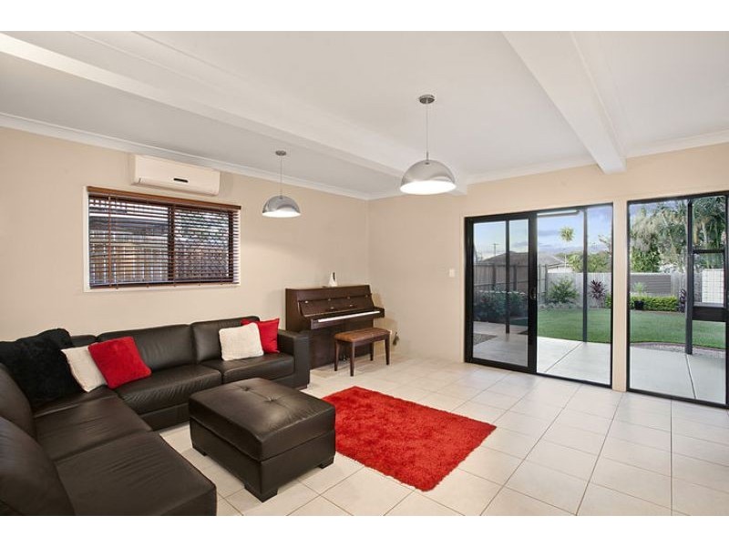 83 Stradbroke Ave, Wynnum QLD 4178