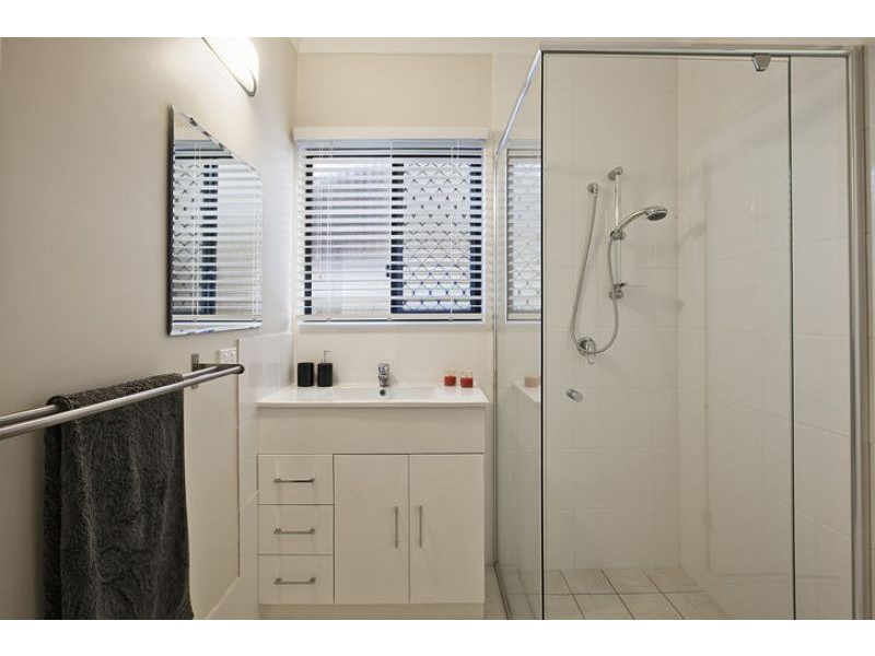 83 Stradbroke Ave, Wynnum QLD 4178