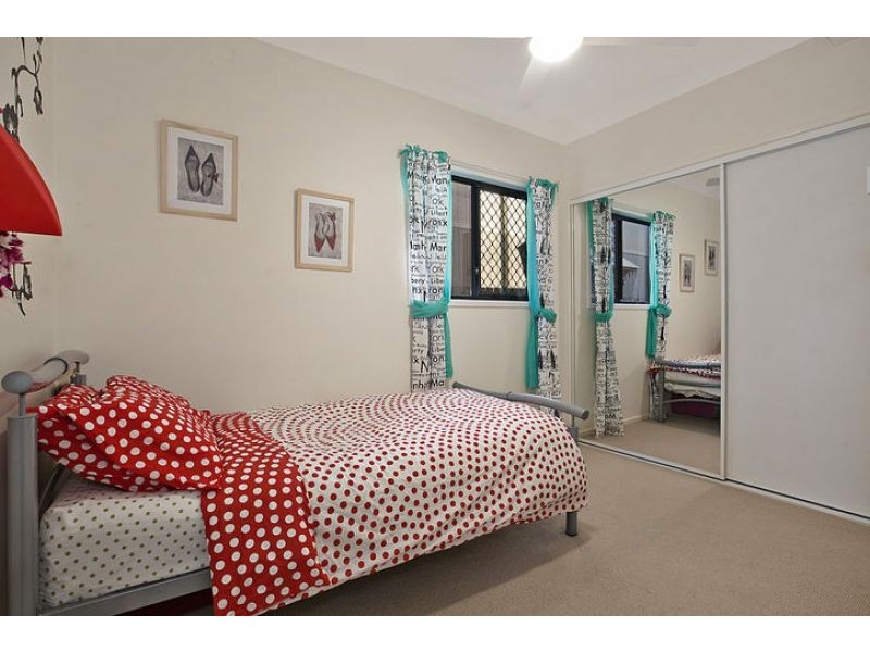 83 Stradbroke Ave, Wynnum QLD 4178