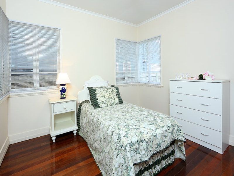 23 Grainger Street, Wynnum West QLD 4178