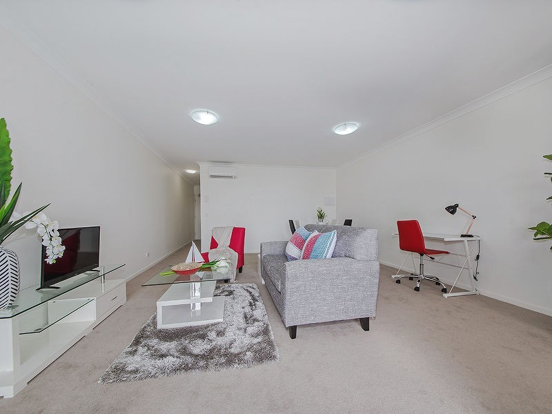 2/54 Yamboyna Street, Manly QLD 4179