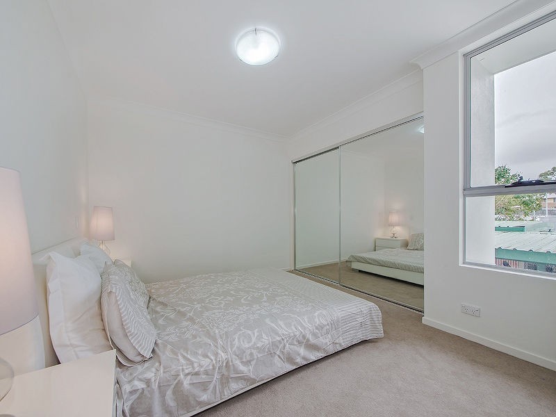 2/54 Yamboyna Street, Manly QLD 4179