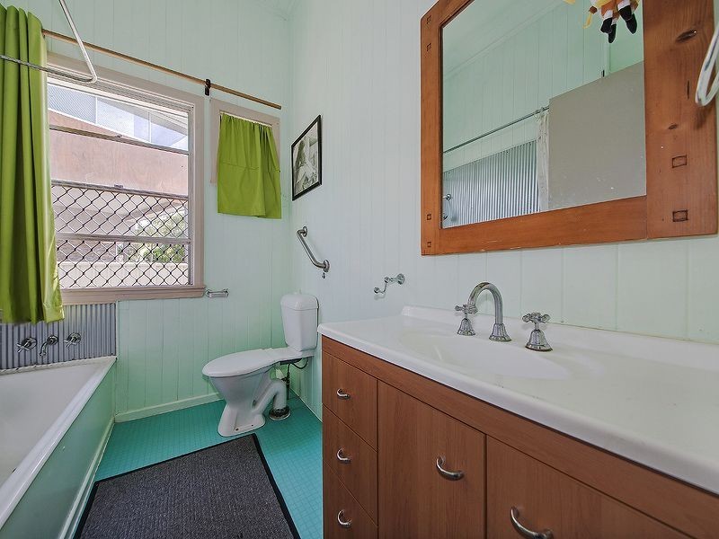 44 Cardigan Pde, Manly QLD 4179
