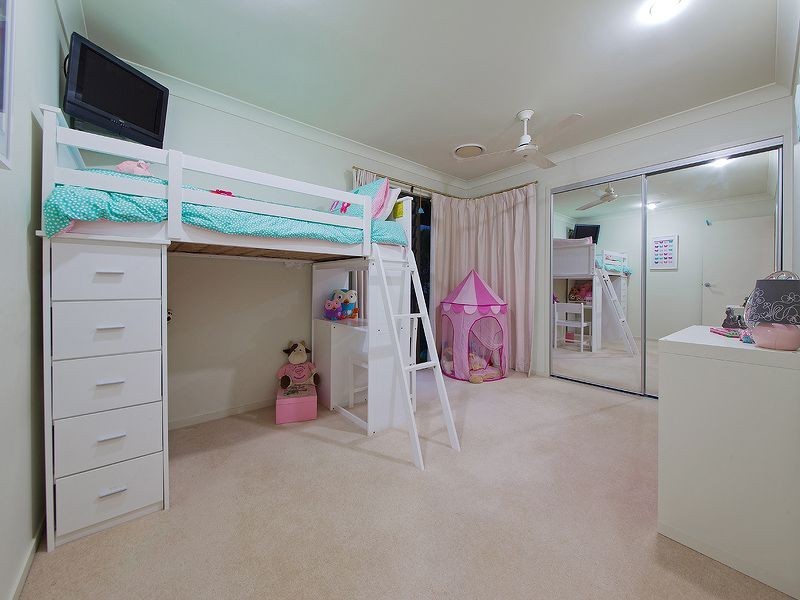 4 Hepburn Cl, Wakerley QLD 4154