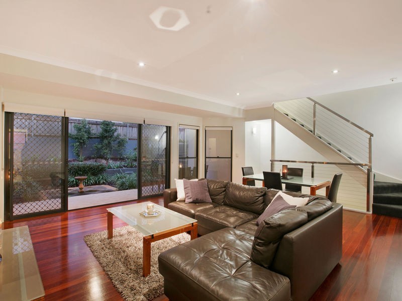 21 Dengate Lane, St Lucia QLD 4067