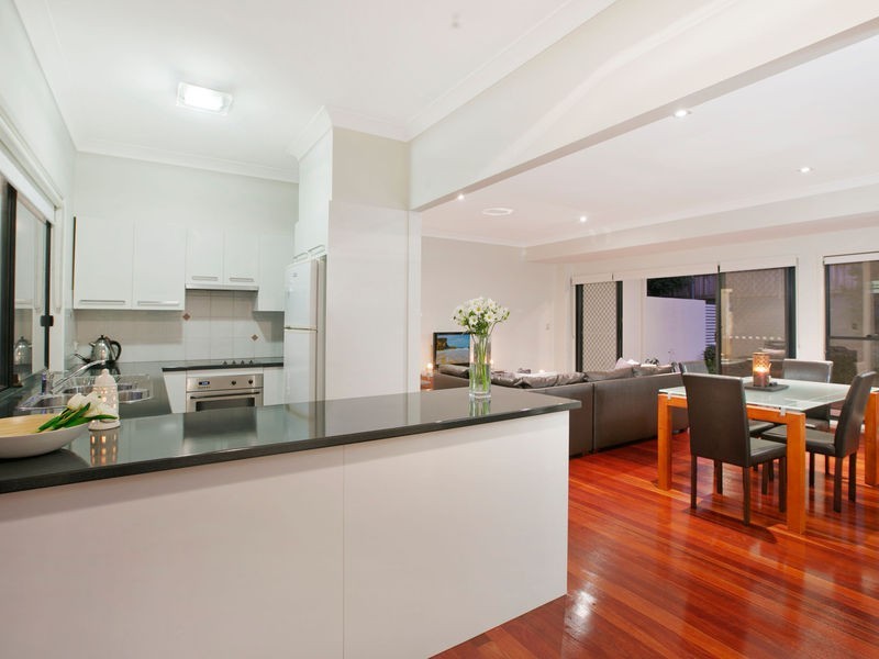 21 Dengate Lane, St Lucia QLD 4067