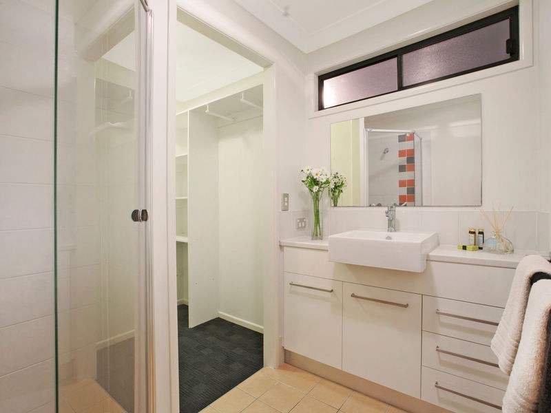 21 Dengate Lane, St Lucia QLD 4067