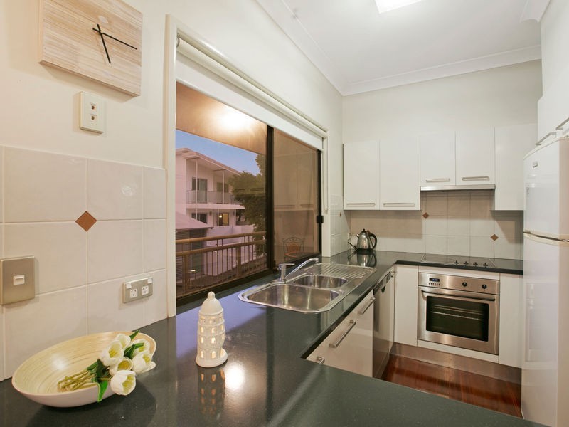 21 Dengate Lane, St Lucia QLD 4067