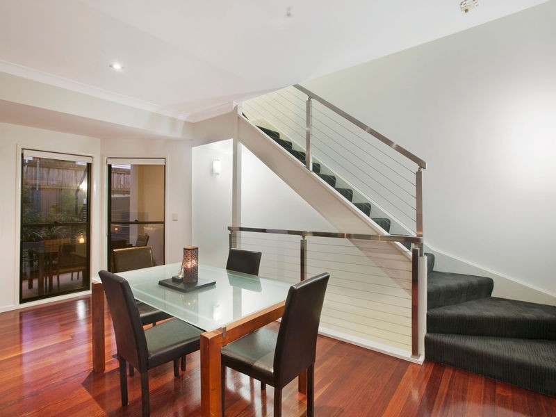 21 Dengate Lane, St Lucia QLD 4067