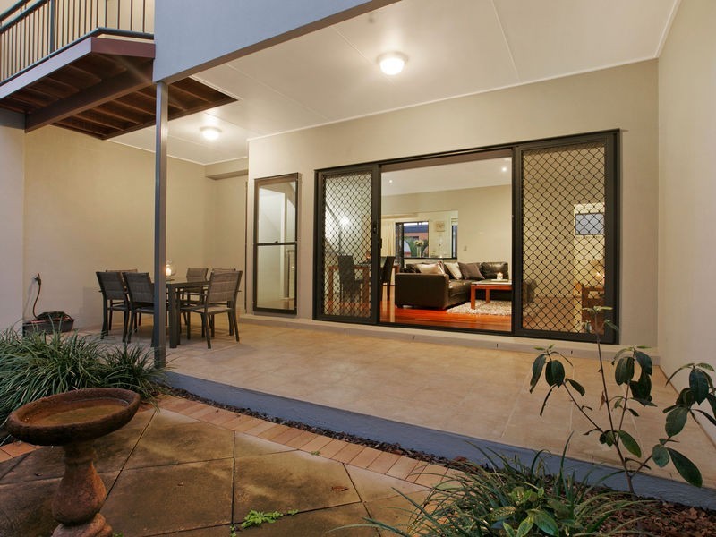 21 Dengate Lane, St Lucia QLD 4067