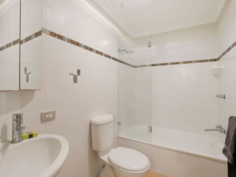 21 Dengate Lane, St Lucia QLD 4067