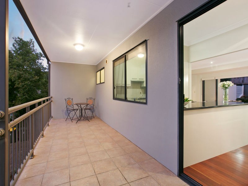 21 Dengate Lane, St Lucia QLD 4067