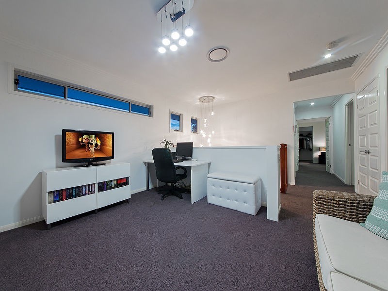 24 Feathertail Pl, Wakerley QLD 4154