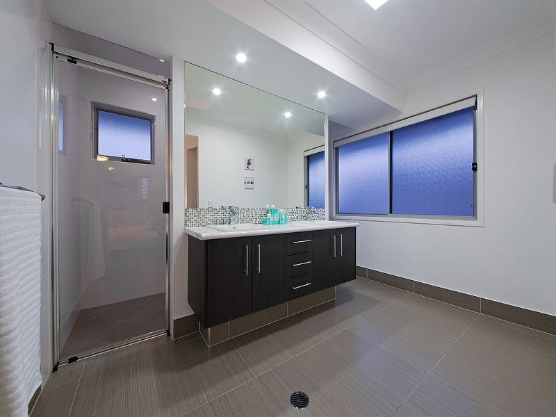24 Feathertail Pl, Wakerley QLD 4154