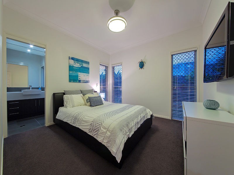 24 Feathertail Pl, Wakerley QLD 4154