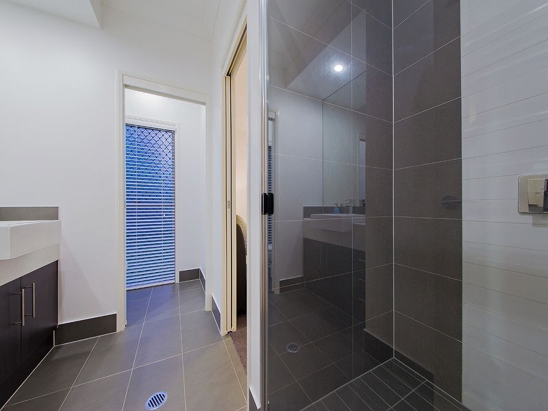 24 Feathertail Pl, Wakerley QLD 4154